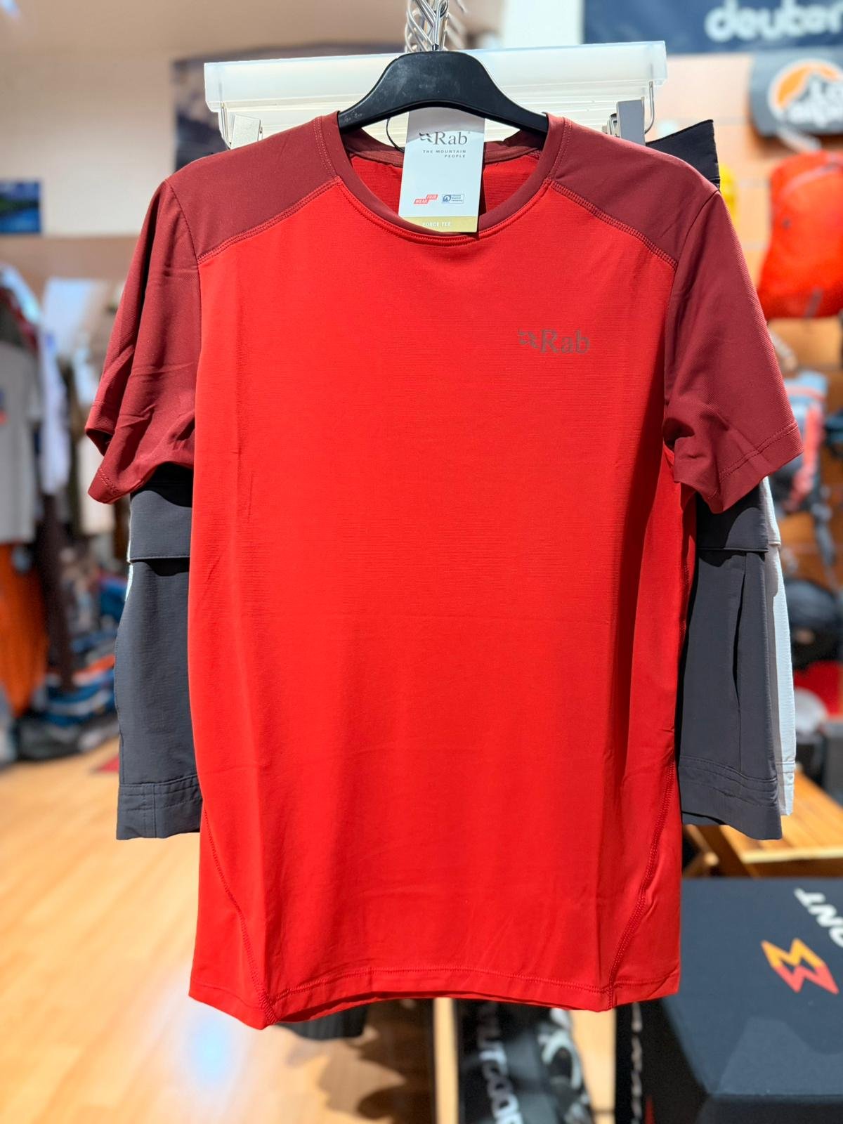 T-shirt Rab rouge, vue de face